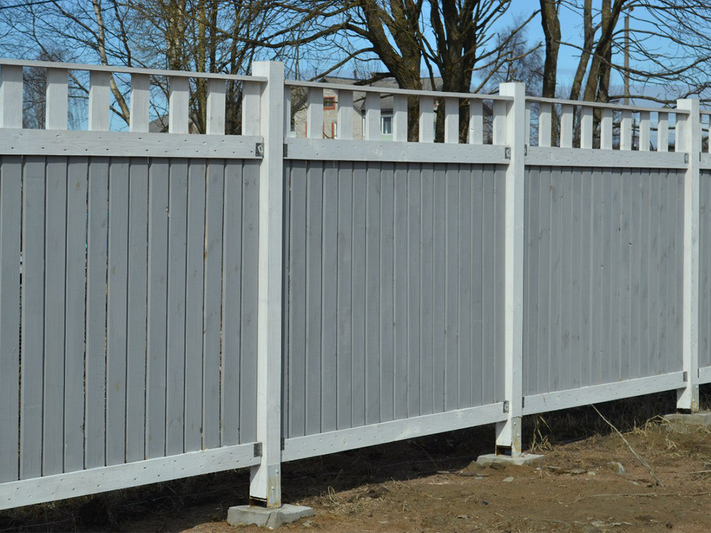 Белый деревянный забор для частного дома